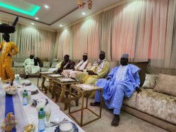 VISITE CHEZ LE KHALIFE DES MOURIDES CONDUISANT UNE DELEGATION AU NOM DU KHALIFE DE MEDINA BAYE CHEIKH MAHI IBRAHIMA NIASS